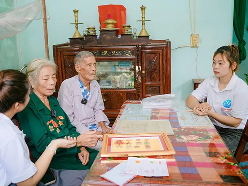 Bàn Roulette với nhiều khu vực được đặt cược, minh họa chiến lược phủ bàn