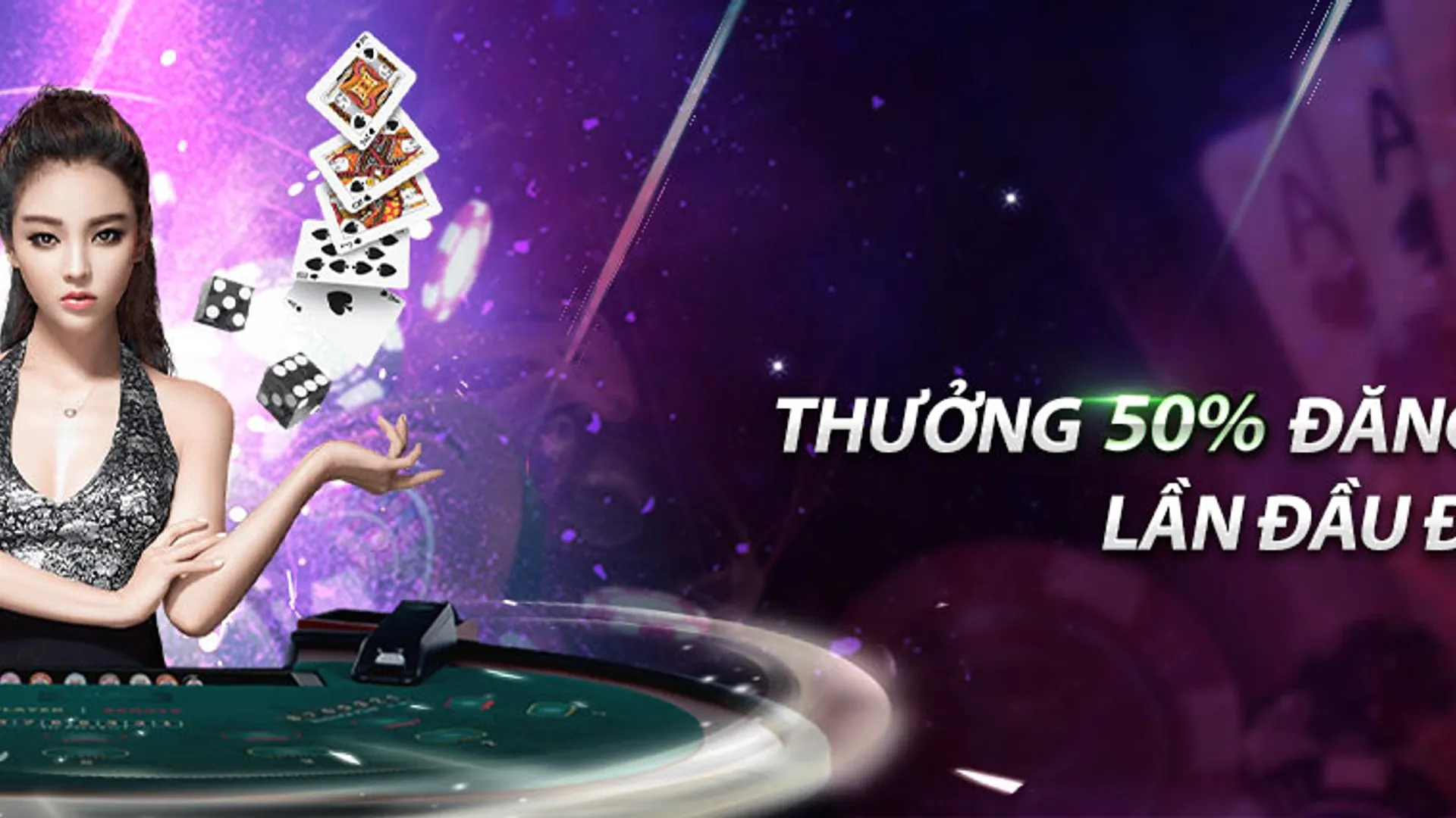 Bàn quay Roulette với chip cược và ánh đèn casino lấp lánh tại k8vn