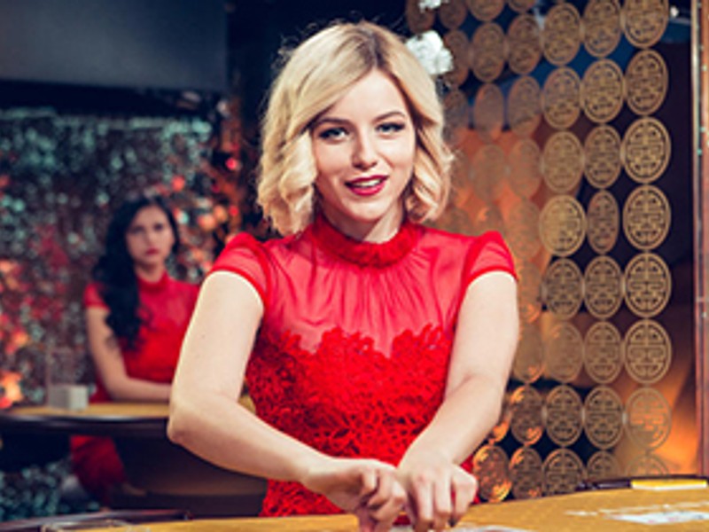 Sân bóng chuyền với lưới và bóng